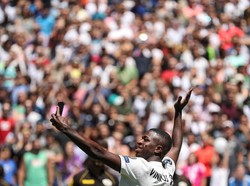 Setelahnya, Vinicius Junior menyapa fans Madrid yang menunggunya di tribun Santiago Bernabeu. (Susana Vera/REUTERS)