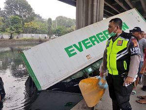Truk Kontainer Tercebur di Kali Ancol