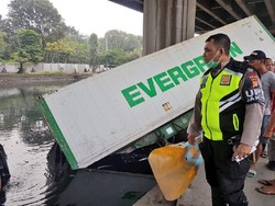 Truk Kontainer Tercebur di Kali Ancol