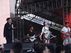 Afgan, Isyana dan Rendy Pandugo Ajak Karaoke Pengunjung We The Fest 2018