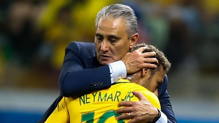 SAO PAULO, BRAZIL - OCTOBER 10: Tite, head coach of Brazil gives a hug to Neymar during the match between Brazil and Chile for the 2018 FIFA World Cup Russia Qualifier at Allianz Parque Stadium on October 10, 2017 in Sao Paulo, Brazil. (Photo by Alexandre Schneider/Getty Images)