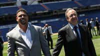 Kedatangan Vinicius di Bernabeu mendapat sambutan khusus dari legenda sepakbola Brasil, Ronaldo, yang memperkuat Real Madrid sedari 2002 hingga 2006 itu. (Susana Vera/REUTERS)