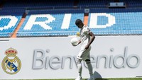 Bienvenido, Vinicius! Selamat datang di Madrid, Vinicius. Vinicius bakal jadi andalan baru Los Blancos di lini depan. (Susana Vera/REUTERS)