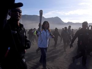 Kirab Obor Asian Games 2018 Sampai di Lautan Pasir Bromo