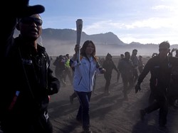 Kirab Obor Asian Games 2018 Sampai di Lautan Pasir Bromo