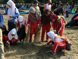 Pelajar Keroyokan Pungut Sampah di Pantai Pangandaran