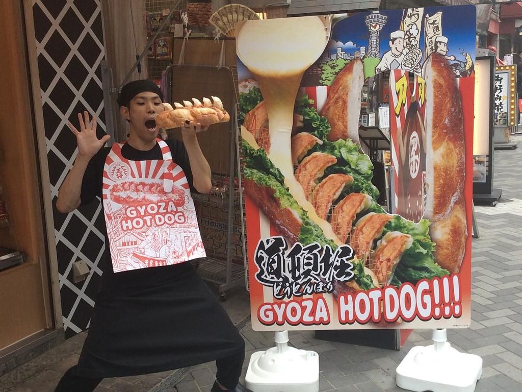 Hotdog dengan Isian Gyoza Jadi Jajanan Kaki Lima Trendy di Osaka