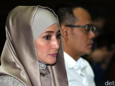 Momen Inneke Koesherawati Dampingi Fahmi yang Kini Diamankan KPK