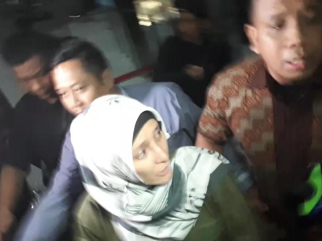 Tinggalkan KPK, Inneke Koesherawati Menangis Tinggalkan KPK, Inneke Koesherawati Menangis