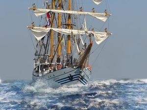 KRI Dewaruci Akan Bawa Obor Asian Games 2018 di Perairan Makassar KRI Dewaruci Akan Bawa Obor Asian Games 2018 di Perairan Makassar
