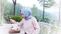 Poppy Bunga Selalu Pamer Kemesraan dengan Keluarga Saat Kulineran