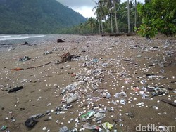 Pantai di Trenggalek Dipenuhi Sampah, Ini Penyebabnya