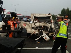 Mobil Boks Tabrak Pikap di Tol Halim, Sopir Terjepit