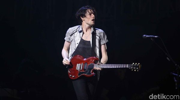 Aksi Romantis James Bay Berbatik di We The Fest 2018