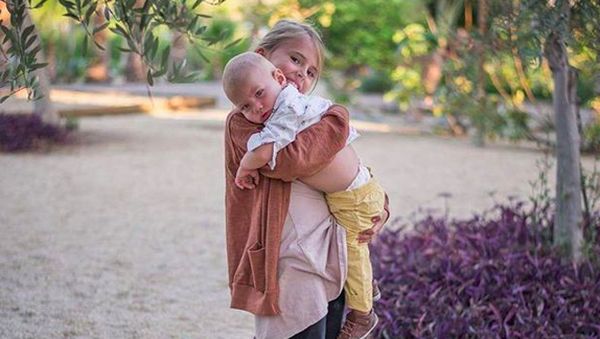 Tingkah Kakak Saat Gendong Adiknya Ini Bikin Gemas