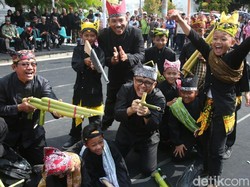 Keceriaan Bupati Anas dan Ribuan Anak SD Bermain Alat Tradisional