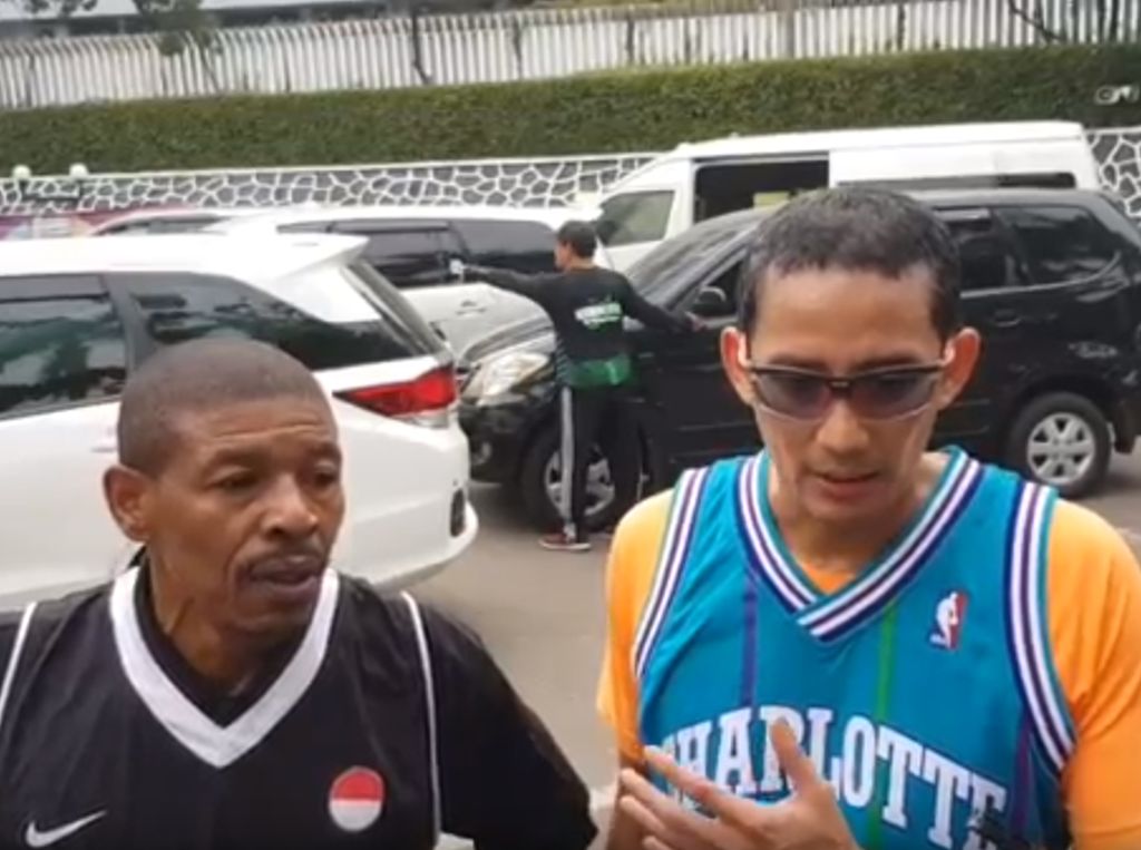 Sandi Main Basket Bareng Mantan Pemain NBA Muggsy Bogues Sandi Main Basket Bareng Mantan Pemain NBA Muggsy Bogues