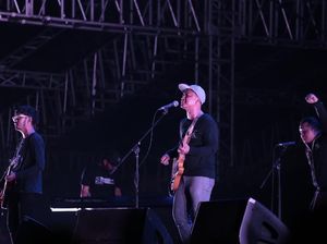 Lirik dan Chord Bukan Lawan Jenis oleh Efek Rumah Kaca