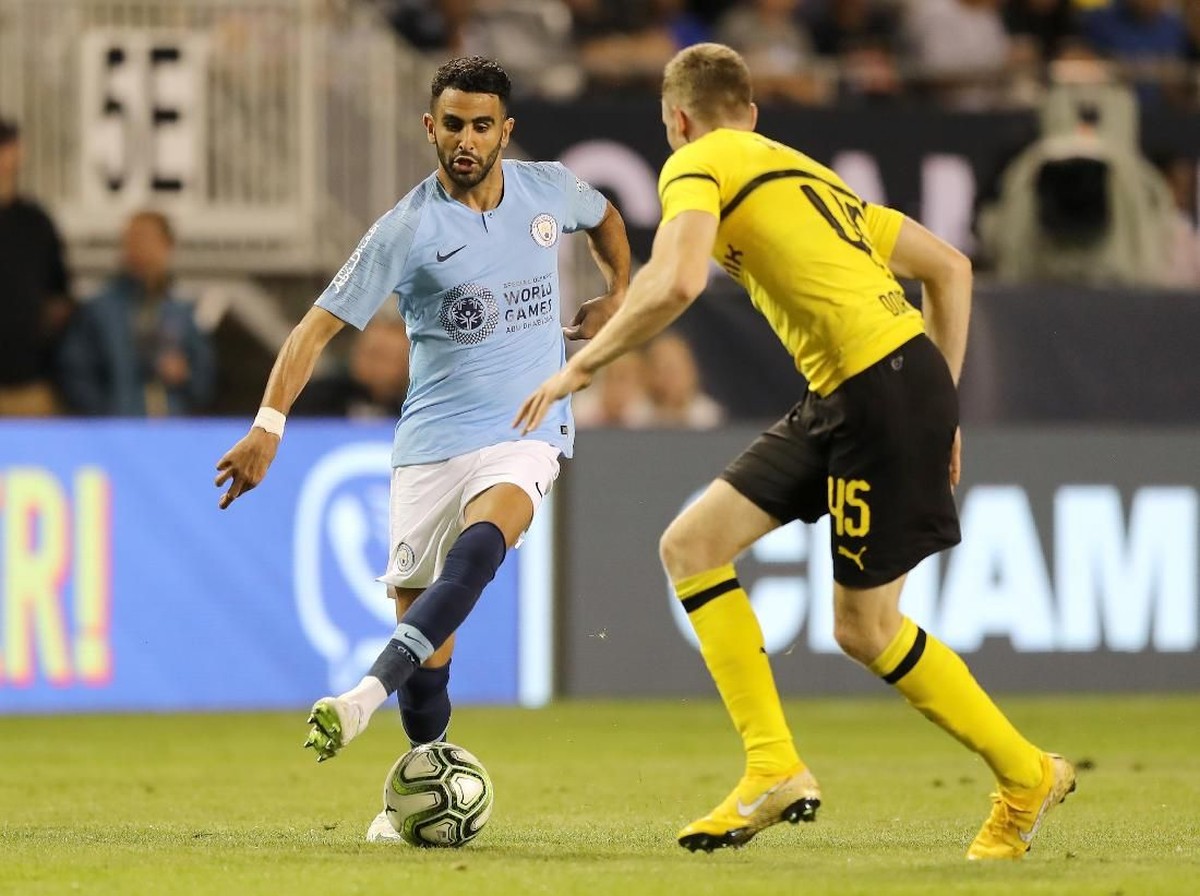 Pemain baru Manchester City Riyad Mahrez siap tampil pada laga melawan Chelsea di Community Shield (Foto: Elsa/Getty Images)