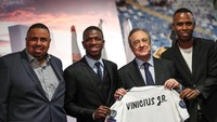 Vinicius diperkenalkan langsung oleh presiden Real Madrid Florentino Perez bersama agen dan keluarganya di ruang VIP Santiago Bernabeu. Vinicius ditebus dengan banderol lebih dari 40 juta euro. (Susana Vera/REUTERS)