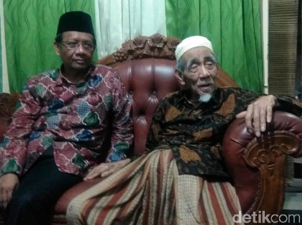 Begini Pesan Mbah Moen tentang Nama-nama Kandidat Cawapres Jokowi Begini Pesan Mbah Moen tentang Nama-nama Kandidat Cawapres Jokowi