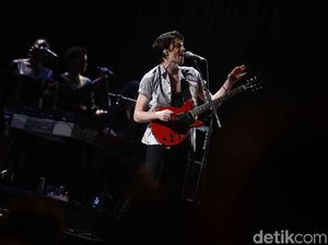 Pakai Batik di We The Fest, James Bay Penuh Pesona Pakai Batik di We The Fest, James Bay Penuh Pesona
