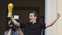 Antoine Griezmann tampil luar biasa selama Piala Dunia 2018 dengan torehan empat gol dan dua assist. Salah satu golnya dibuat ke gawang Kroasia di final. Dia mendapat bola perunggu. (PHILIPPE DESMAZES/AFP PHOTO)