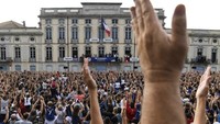 Inilah suasana Balai Kota Macon tempat perayaan gelar juara dunia 2018 yang merupakan kampung halaman penyerang Prancis Antoine Griezmann. (PHILIPPE DESMAZES/AFP PHOTO)