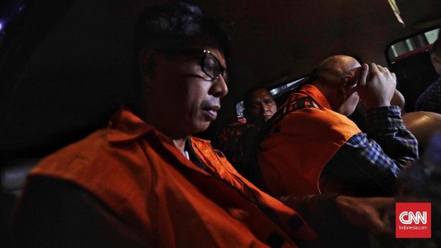 Kalapas Sukamiskin Wahid Husein mengenakan rompi tahanan KPK.