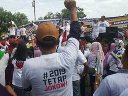 Massa #2019TetapJokowi dan #2019GantiPresiden Gelar Aksi Berdekatan