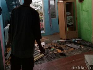 Hujan Es Disertai Angin Kencang Rusak Rumah di Bandung Hujan Es Disertai Angin Kencang Rusak Rumah di Bandung
