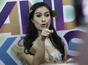 Iis Dahlia Ternyata Posesif, Pernah Labrak Teman Suaminya di Bandara