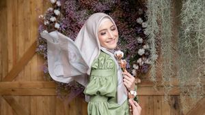 Deretan Gaya Elegan Inneke Koesherawati Pakai Hijab Motif