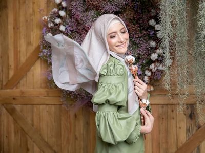 Deretan Gaya Elegan Inneke Koesherawati Pakai Hijab Motif
