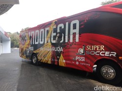 Selain memiliki toilet di dalam bus, juga dua kursi santai, serta kulkas berukuran mini. Fasilitas yang melengkapi bus itu, baik untuk operasional, sopir, bensin serta maintenance semua ditanggung oleh mereka ini sesuatu yang sangat membanggakan. Martin Sofian mengaku gembira atas kerjasama yang terjalin dengan PSSI. Dia berahap adanya dua unit bus bisa memacu semangat timnas untuk berprestasi demi kebanggan bangsa.