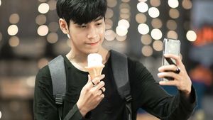 Begini Kerennya Gaya Singto, Aktor Thailand Saat Cicip Seafood Hingga Mie Instan