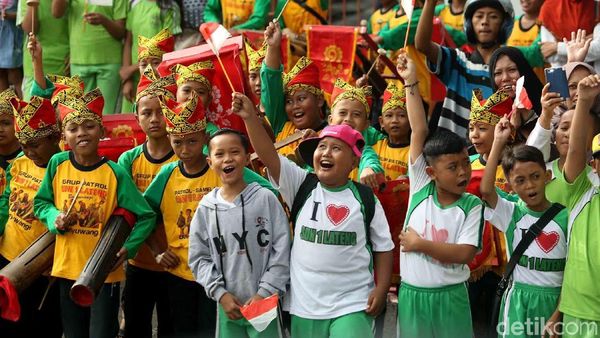 Anak-anak di Banyuwangi Antusias Sambut Obor Asian Games