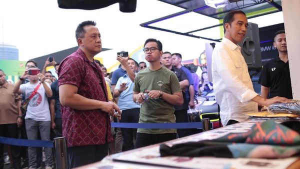 Ditemani Gibran, Begini Gaya Joko Widodo Belanja Kaos di WTF 2018