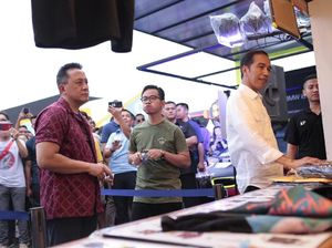 Ditemani Gibran, Begini Gaya Joko Widodo Belanja Kaos di WTF 2018