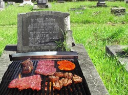 Hii.. Seram! Orang-orang Ini Gelar Pesta BBQ di Atas Batu Nisan Kuburan