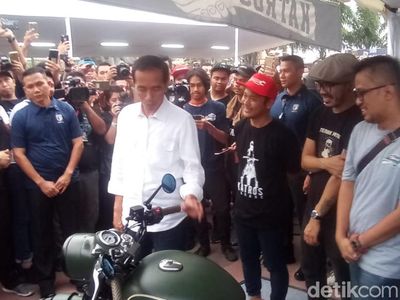 Foto: Jokowi Diajak Selfie dan Lirik Motor Gibran di Pameran Otomotif