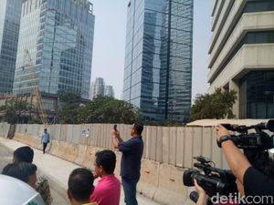 Anies Foto-foto Pengerjaan Trotoar di Sepanjang Sudirman