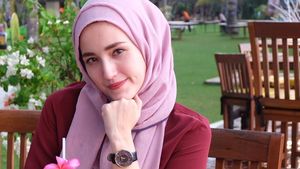 Manisnya Pose Ngeteh Adelia Pasha, Istri dari Politisi dan Musisi Pasha Ungu