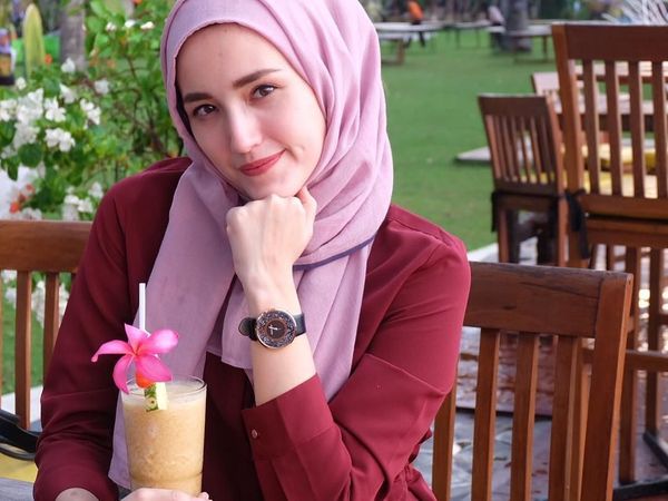 Manisnya Pose Ngeteh Adelia Pasha, Istri dari Politisi dan Musisi Pasha Ungu