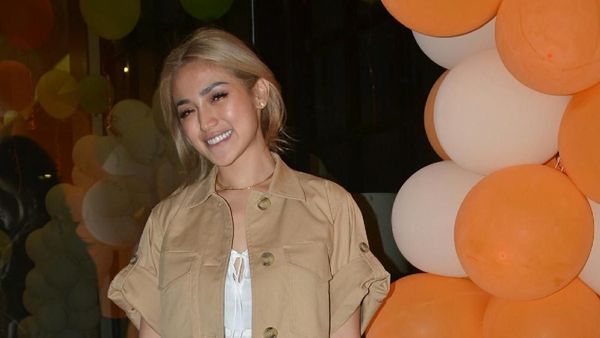 Jessica Iskandar Senyum-senyum Kedatangan Dinosaurus Ganteng