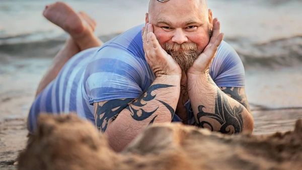 Kocak! Saat Pria Tirukan Pose Manja Wanita yang Menikmati Pantai