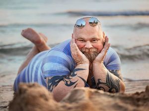 Kocak! Saat Pria Tirukan Pose Manja Wanita yang Menikmati Pantai