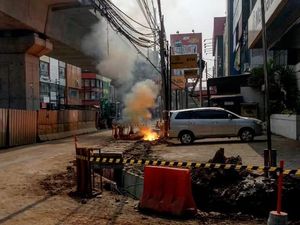 Tiang Listrik Terkeruk Backhoe, Kabel PLN Terbakar di Melawai