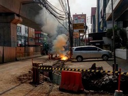 Tiang Listrik Terkeruk Backhoe, Kabel PLN Terbakar di Melawai
