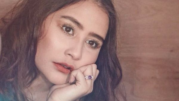 Prilly Latuconsina Ngelamunin Apa Sih?